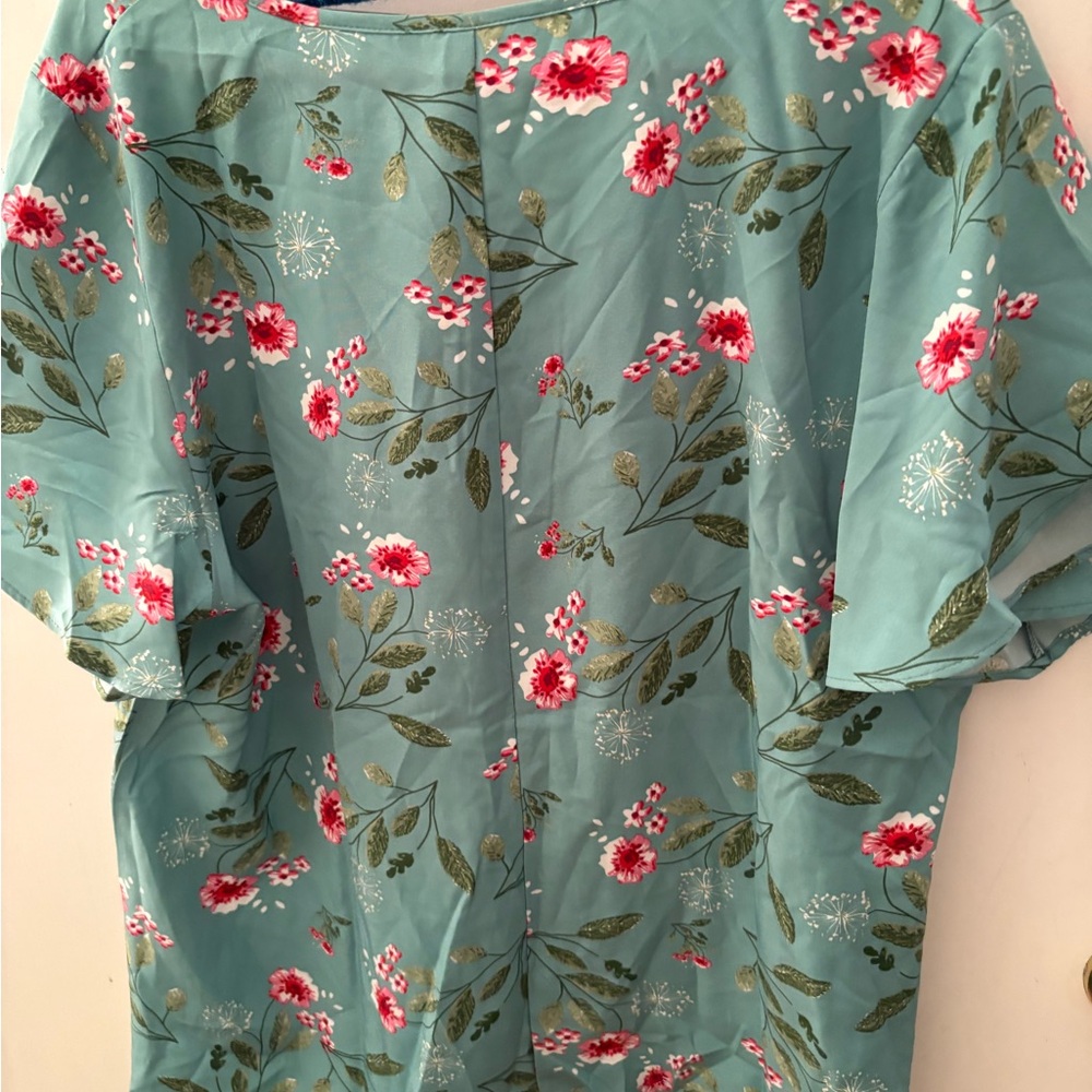 BloomChic Green Flutter Sleeve Floral Blouse - Picture 2 of 2